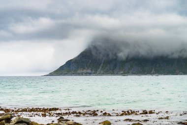 Yazın Flakstadoy 'da deniz kıyısında. Nordland Bölgesi, Lofoten takımadaları Norveç. Turist eğlencesi.