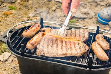 Et ve sosis ızgarada. Barbekü yemeği, yaz yemeği..