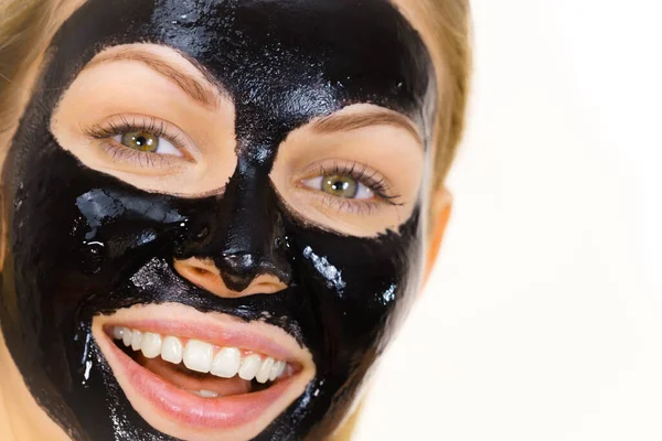 Mujer Joven Con Cosmética Cara Máscara Desintoxicación Carbohidratos Color Negro — Foto de Stock
