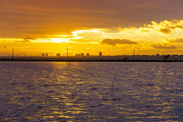 Solnedgång Över Havet Kvällskustlandskap Med Stadssiluett San Pedro Del Pinatar — Stockfoto