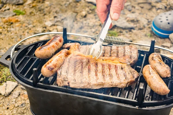 烤肉烤架上的肉和香肠 户外烧烤晚餐 夏季食品 — 图库照片