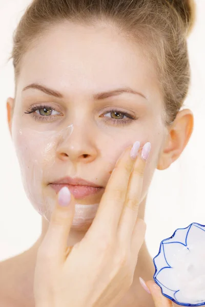 Mujer Joven Aplicando Crema Facial Cosmética Mascarilla Hidratante Cara Piel — Foto de Stock