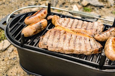 Et ve sosis ızgarada. Barbekü yemeği, yaz yemeği..