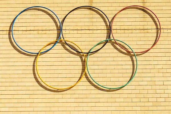 Ολυμπιακοί Αγώνες Σύμβολο Εξωτερικούς Χώρους Στον Τοίχο Αθλητικοί Αγώνες — Φωτογραφία Αρχείου