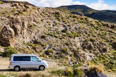 Pencere camında termal ekran körlüğü olan bir karavan. Doğada vahşi kamp. Tatiller ve karavanla seyahat.