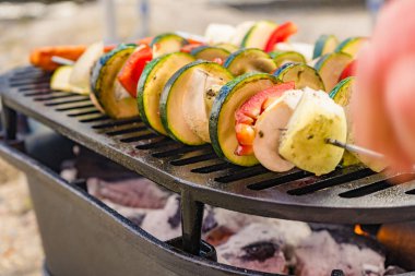 Izgara ızgarada çeşit çeşit lezzetli sebze şişleri. Barbekü yemeği, yaz yemeği..