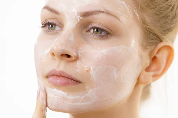 Mulher Jovem Aplicando Creme Facial Cosmético Máscara Hidratante Seu Rosto — Fotografia de Stock