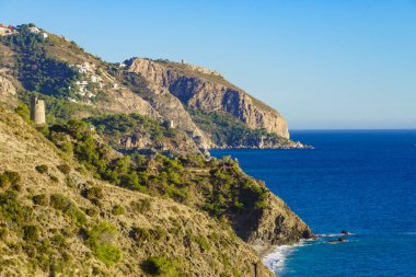 Gözetleme kulesiyle sahil manzarası. Torre Del Pino, Maro Cerro Gordo Doğal Parkı, Malaga ili, Costa Del Sol, Endülüs, İspanya.