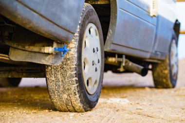 Karavanda gri atık su musluğu.