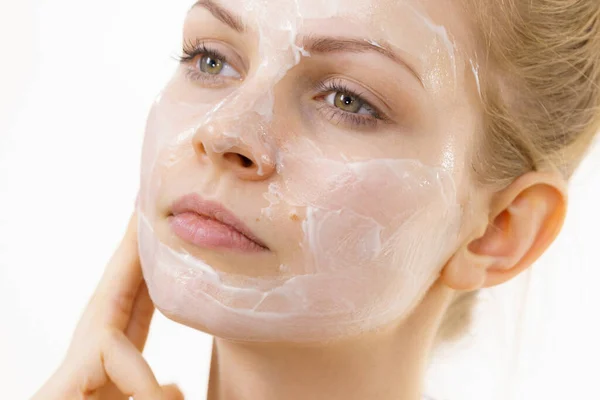 Wanita Muda Menerapkan Kosmetik Krim Masker Pelembab Wajahnya Perawatan Kecantikan — Stok Foto