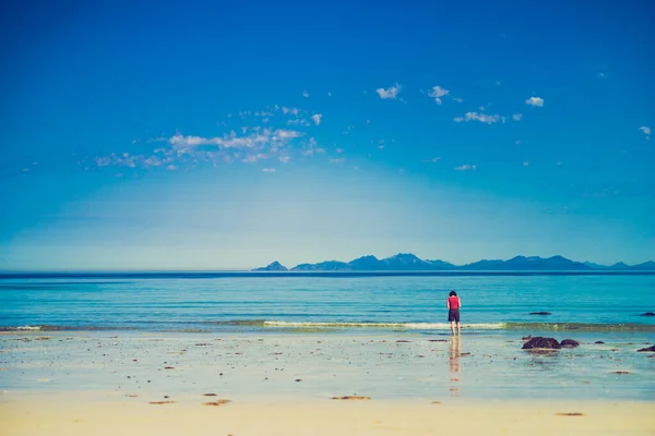 Turistka Odpočívající Mořském Břehu Pobřeží Ostrova Gimsoya Gimsoys Písečná Pláž — Stock fotografie