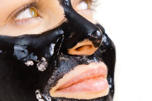 顔に化粧品を持つ若い女性は カルボデトックスマスクオフブラックピール スパトリートメント スキンケア — ストック写真
