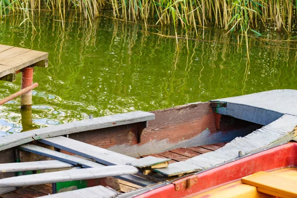 Velho Barco Pesca Madeira Com Remos Margem Lago Actividade Verão — Fotografia de Stock