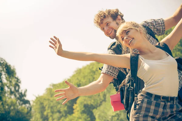 一緒に 楽しい屋外腕を開く若いカップル観光客ハイカーの夏の時間を楽しんで — ストック写真