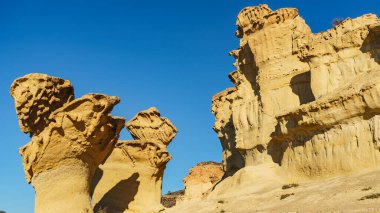 Büyülü şehir Bolnuevo, sarı kumtaşı şekillerini aşındırdı, Mezar Murcia İspanya. Turist eğlencesi.