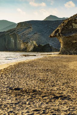 İspanya 'da kıyı manzarası. Cabo de Gata 'daki Monsul plajı Nijar Doğal Parkı, Almeria Endalusia.