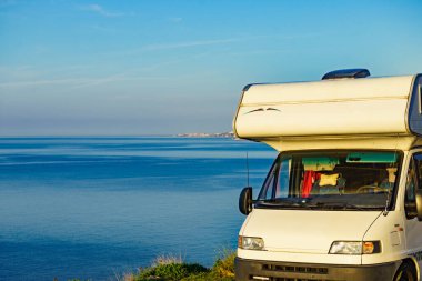 İspanya 'nın Akdeniz kıyısındaki karavan karavanı. Deniz kıyısında vahşi bir kamp. Karavanla tatil gezisi.
