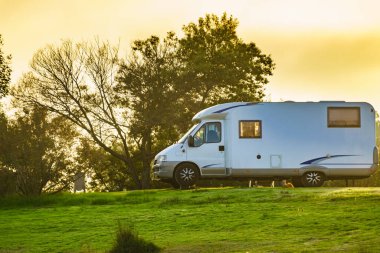 Kamp aracı doğada kamp yapıyor. Kış zamanı yolculuk.