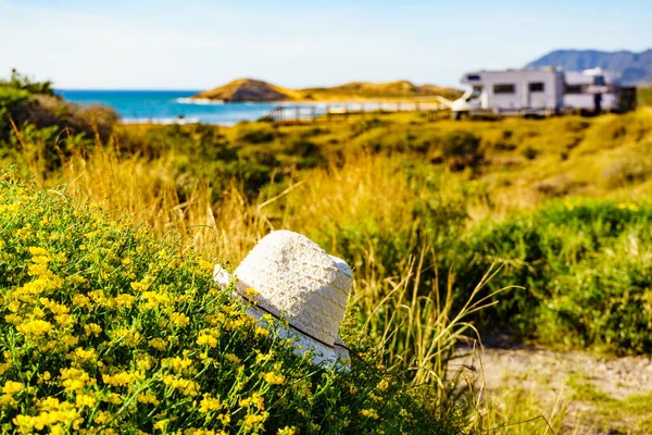 Sombrero Verano Flores Amarillas Costa Del Mar Autocaravanas Camping Playa — Foto de Stock