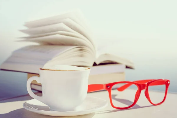 休日の読書 コーヒーカップと本の屋外 リラクゼーション休暇のコンセプト — ストック写真