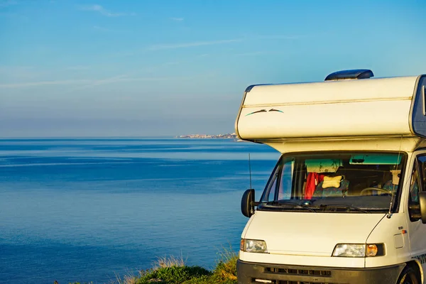 在西班牙地中海沿岸的野营大篷车 在海滨野营 驾车回家度假 — 图库照片