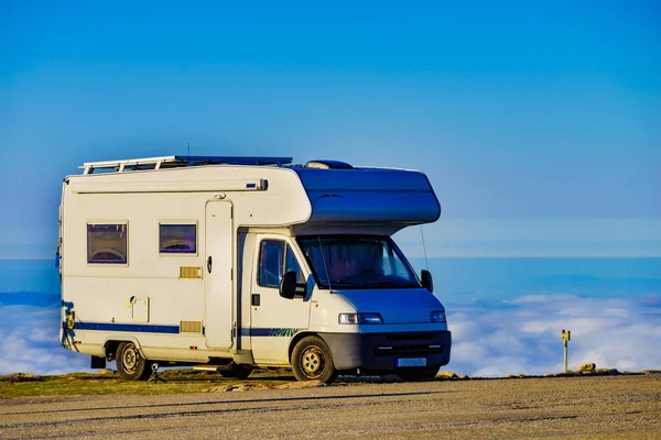 大篷车在云彩之上 在葡萄牙的山区自然条件下 汽车在家中露营 驾驶野营车冒险 — 图库照片