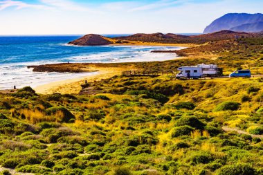Sahilde kamp yapan karavanlı deniz manzaralı bir karavan. İspanya Murcia bölgesi, Calblanque Bölgesel Parkı.