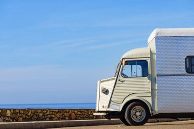 İspanya 'da Akdeniz kıyısında klasik bir karavan. Tatiller ve karavanla seyahat.