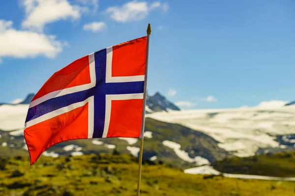 Norveç Bayrağı Yaz Mevsiminde Karlı Dağlarda Dalgalanır Ulusal Turizm Rotası — Stok fotoğraf