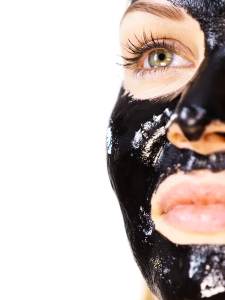 Mujer Joven Con Cosmética Cara Máscara Desintoxicación Carbohidratos Color Negro — Foto de Stock