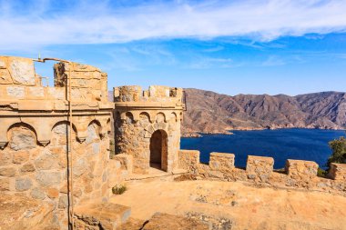 Turistik bir yer. Castillitos bataryası, İspanya Cartagena, Cabo Tinoso. Ortaçağ şatosunu taklit eden tahkimatlar. Askeri sığınak..