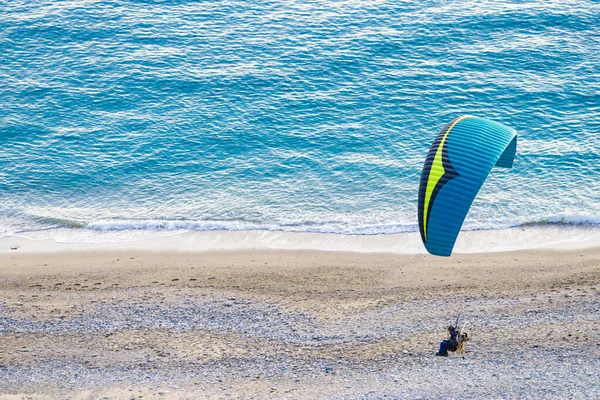 Parapente Volando Sobre Orilla Del Mar Playa Parapente Deporte Extremo — Foto de Stock