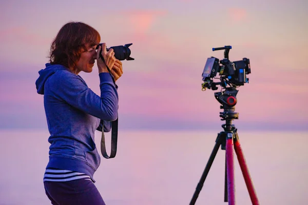 Turistkvinnlig Fotograf Med Två Kameror Som Fotograferar Naturen Vid Solnedgången — Stockfoto