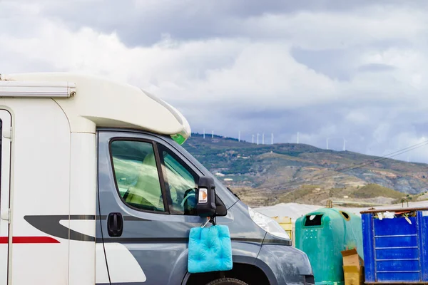Camper Campen Straßenrand Hintergrund Die Spanische Berglandschaft — Stockfoto