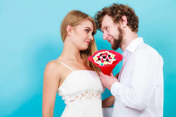 Liebespaar Mit Süßigkeiten Strauß Blumen Mann Und Frau Halten Geschenk — Stockfoto