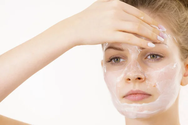 年轻女子用奶油化妆品 面罩在脸上保湿 美容美发吓吓 — 图库照片
