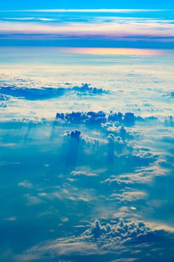 Uçak penceresinden bulutlara görüntüle