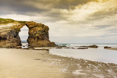 Galiçya İspanya 'daki Katedral Sahili' nde kayalık oluşumları. Playa de las Catedrales, Ribadeo 'da Katedrais Olarak, Lugo. Kuzey İspanya 'daki Cantabric kıyı şeridi. Turist eğlencesi.