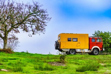 Off road kampçısı 4x4, karavan evi doğada. Karavanla seyahat et..
