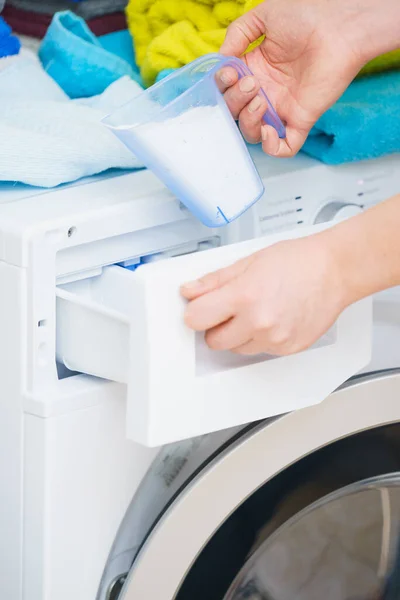 Çamaşır Deterjanı Ölçü Kabının Makineye Dökülmesi Işleri Çamaşır Yıkama Obezite — Stok fotoğraf