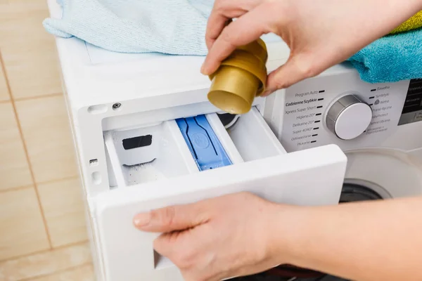 Sıvı Toz Deterjanı Ölçü Kabının Makineye Dökülmesi Işleri Çamaşır Yıkama — Stok fotoğraf
