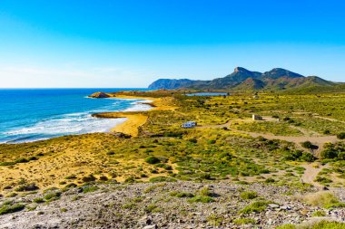 Akdeniz kıyısı manzarası, Murcia bölgesinde sahil kıyısı, Calblanque Bölgesel Parkı, İspanya.