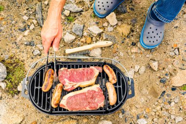 Et ve sosis ızgarada. Barbekü yemeği, yaz yemeği..