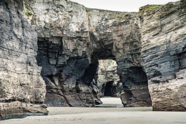 Galiçya İspanya 'daki Katedral Sahili' nde kayalık oluşumları. Playa de las Catedrales, Ribadeo 'da Katedrais Olarak, Lugo. Kuzey İspanya 'daki Cantabric kıyı şeridi. Turist eğlencesi.