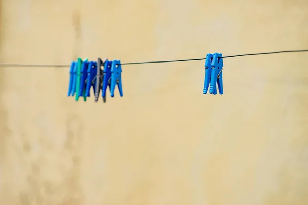户外用绳子剪断洗衣用的衣服钉 家务劳动的概念 — 图库照片