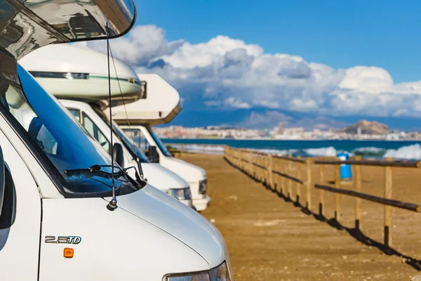 位于地中海沿岸的商队 遥远的阿利坎特市 西班牙科斯塔布兰卡 在海滩上野营度假和驾车回家旅行 — 图库照片