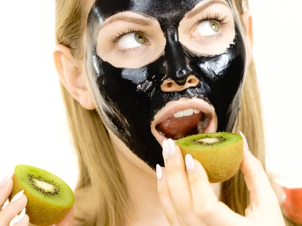 Wanita Muda Dengan Masker Kulit Hitam Karbo Wajahnya Makan Bagian — Stok Foto