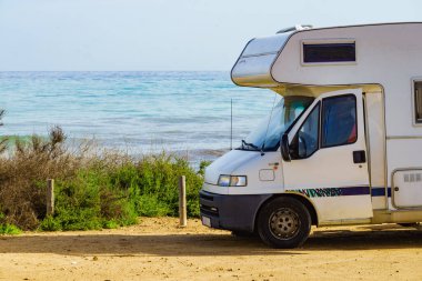 Deniz kıyısında kamp yapmak. Plajda kamp aracı, İspanya 'da Akdeniz kıyısı..