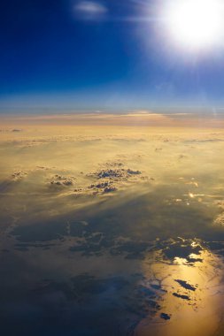 Uçaktan buluta ve karaya bakın. Norveç İskandinavya üzerinde uçan uçaklar.