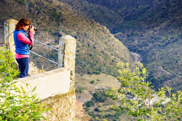 Mujer Turista Con Cámara Tomar Foto Viaje Del Paisaje Montaña — Foto de Stock